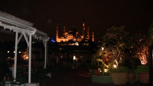 Außerhalb der Höhle: Soundstarkes Gotteshaus von der Hotelterrasse aus gesehen