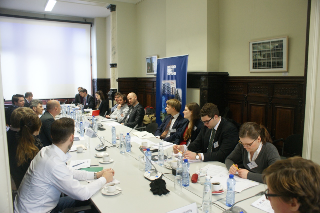Gut 30 Vertreter/innen von Regierungen, EU-Kommission, IWF, NROs und Universitäten diskutieren die Reform des Internationalen Schuldenmangement