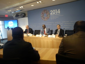 Der Kongolesische Finanzminister bei der Pressekonferenz